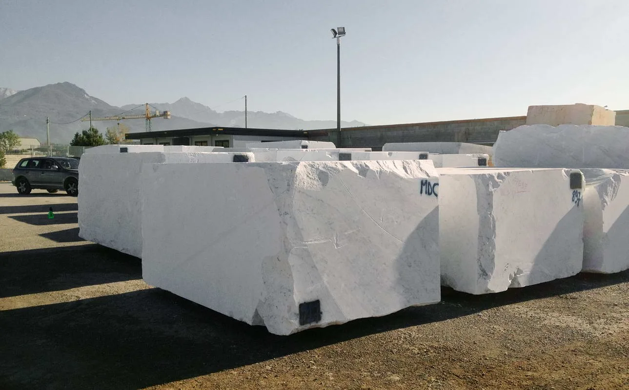 Blocchi di marmo nel deposito di Marmi di Carrara · foto 2