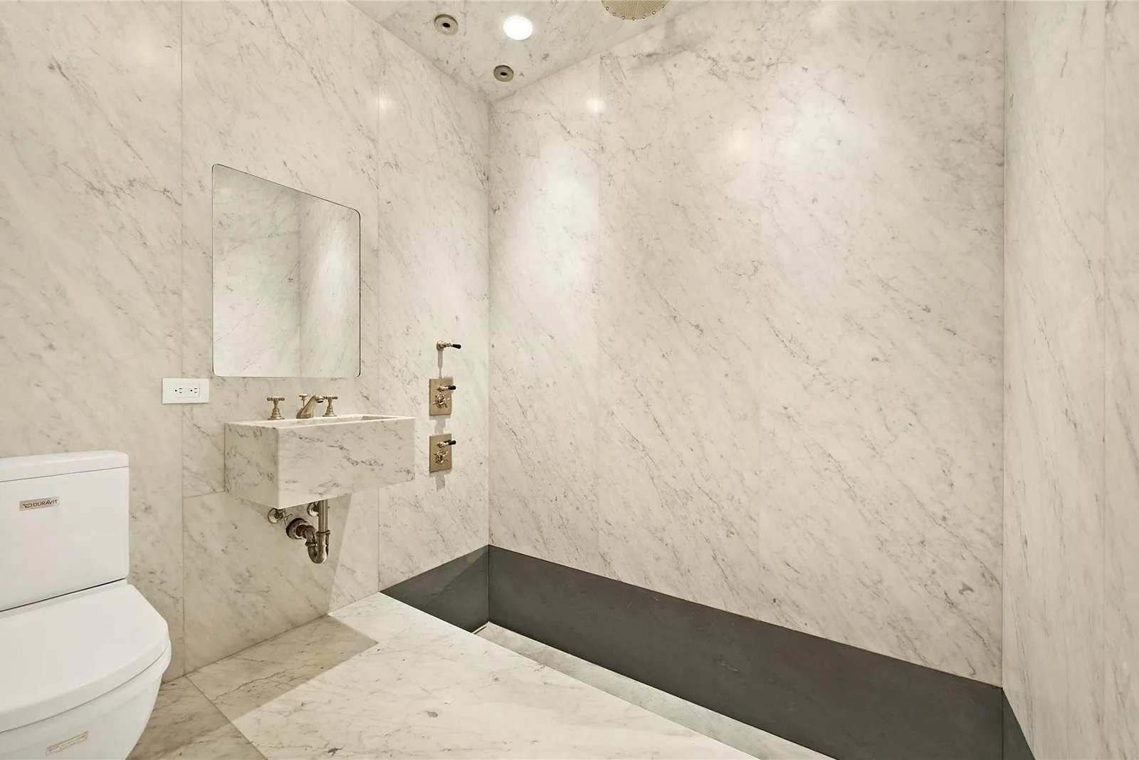 Bagno in marmo e pietra naturale · Marmi di Carrara · lavoro 15