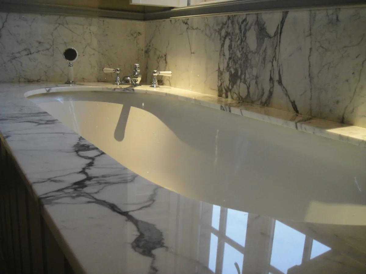 Bagno in marmo e pietra naturale · Marmi di Carrara · lavoro 26