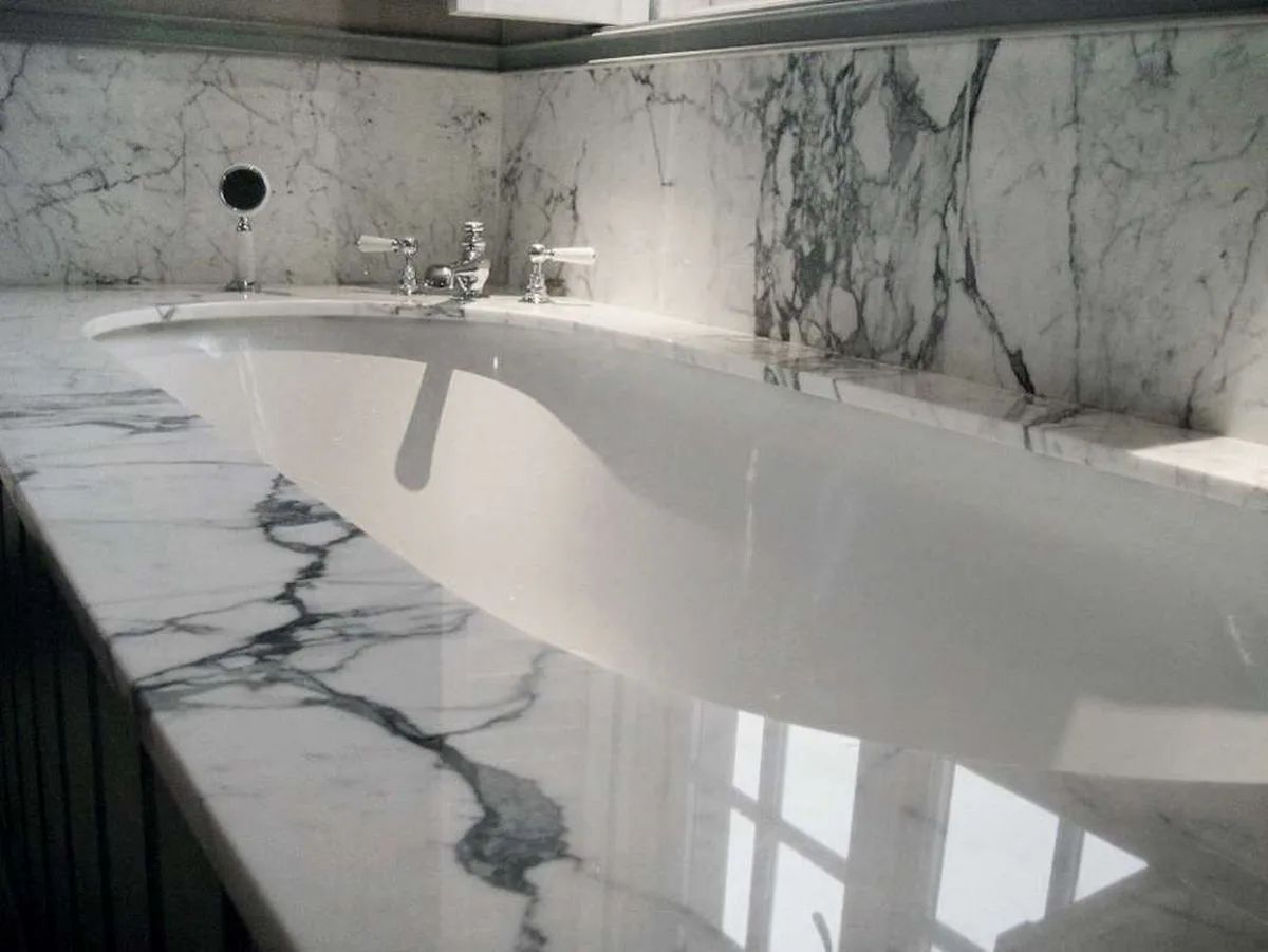 Bagno in marmo e pietra naturale · Marmi di Carrara · lavoro 28