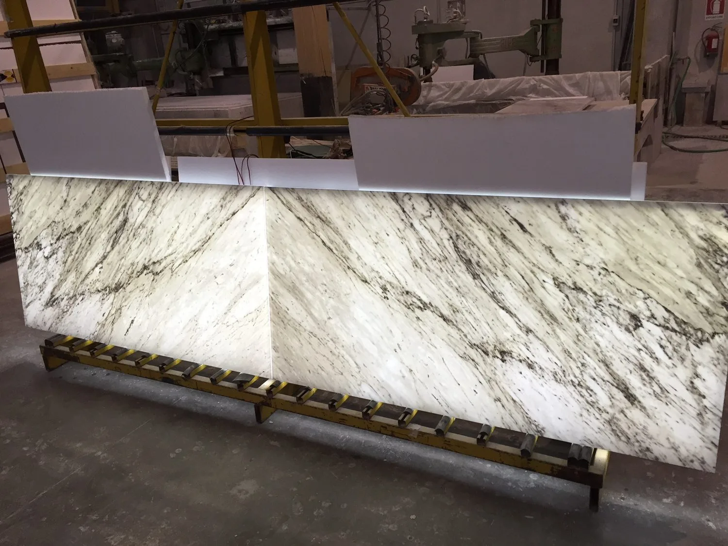Retroilluminato in marmo e pietra naturale · Marmi di Carrara · lavoro 13