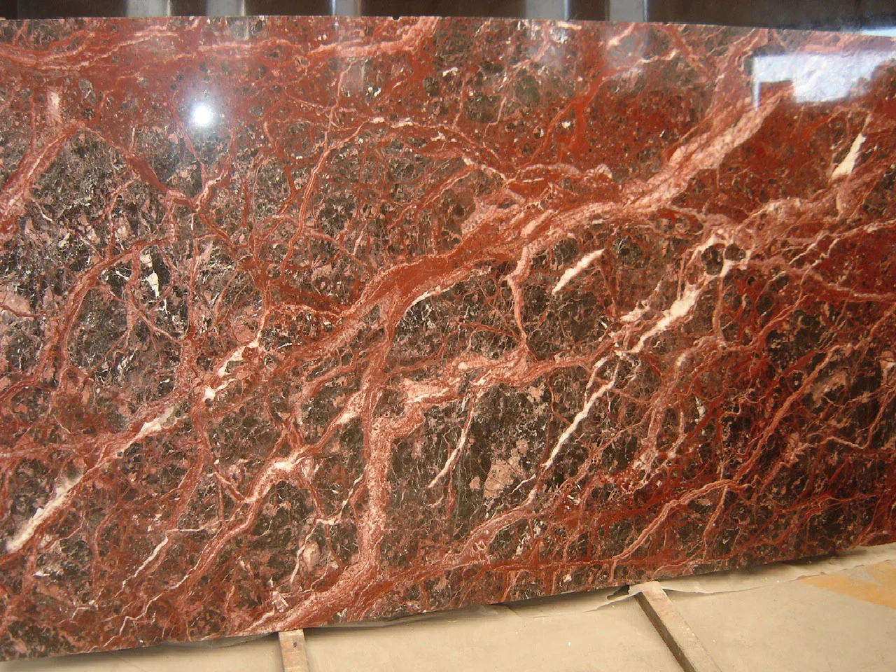 Rosso Erika · pietre